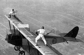 Tennis biplane