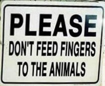don't feed fingers to animals sign
