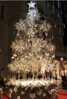 Cute Christmas tree with 22,000 diamonds